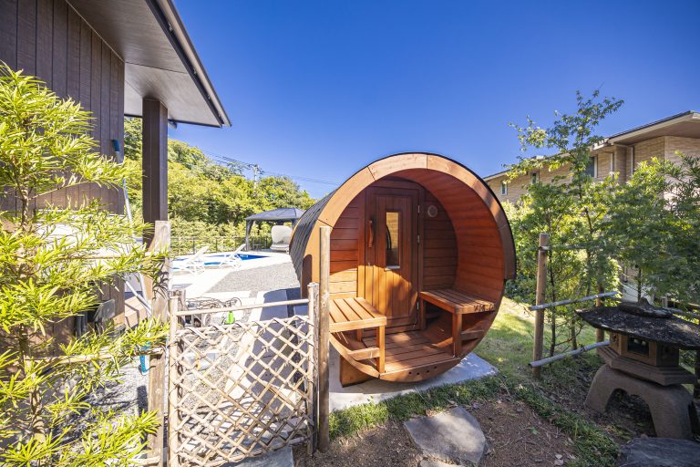 Poolen自慢のバレルサウナ。プライベート空間で整う体験をお楽しみください。